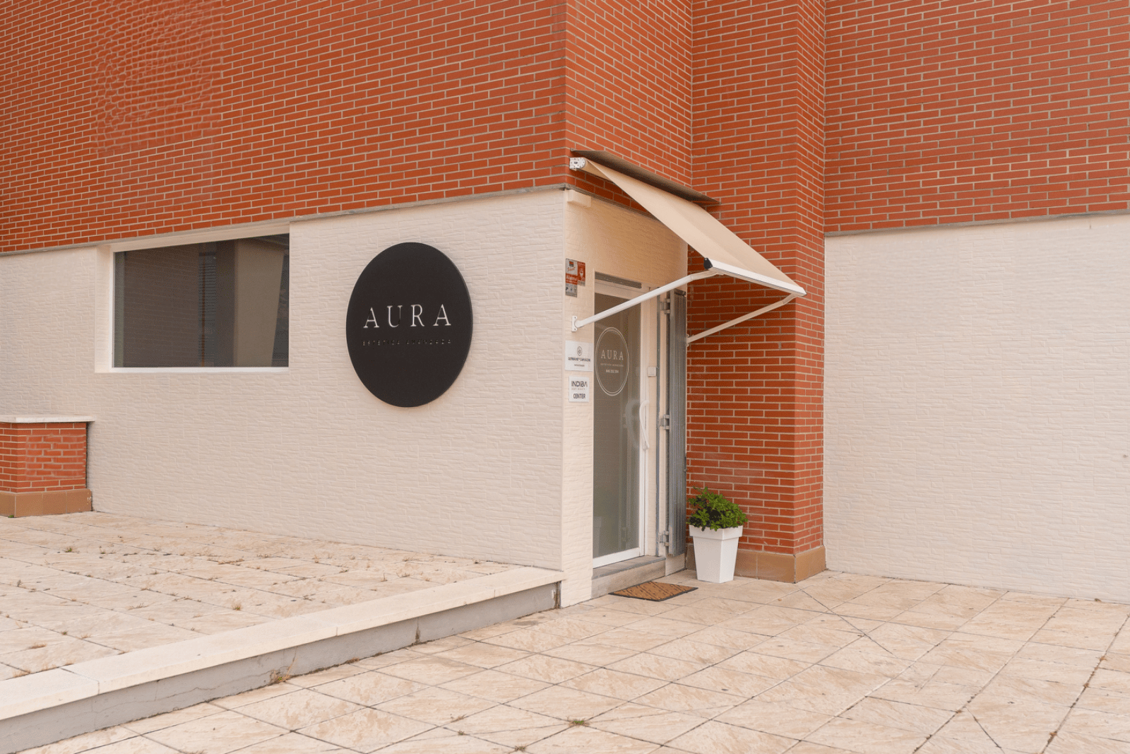 Entrada del centro Aura Estética Avanzada en la Calle del Mar Mediterráneo, 6, Rivas-Vaciamadrid