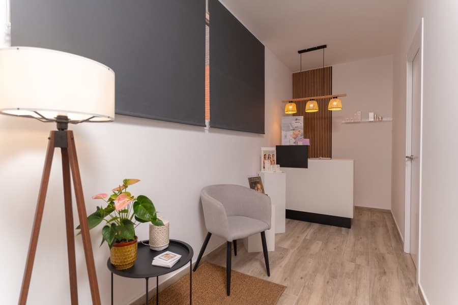 Recibidor del centro Aura Estética Avanzada con recepción y zona de espera