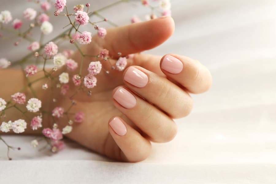 Servicio de manicura en Aura Estética Avanzada